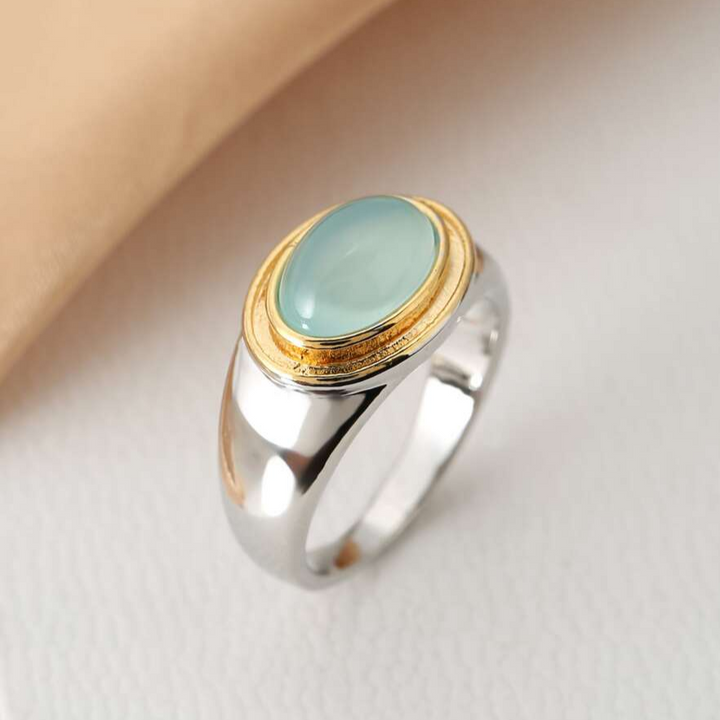 Anillo vintage con piedra lunar verde
