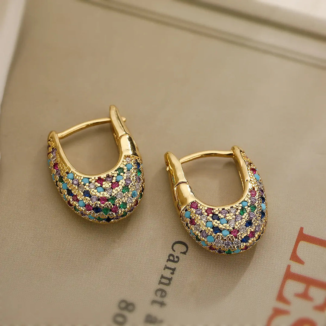 Elegantes pendientes de colores con cristales incrustados