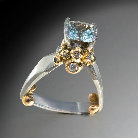 Anillo vintage de oro y plata con circonita azul
