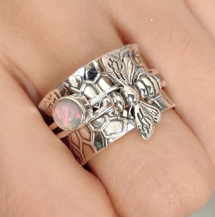 Anillo de Piedra de Luna con Abeja