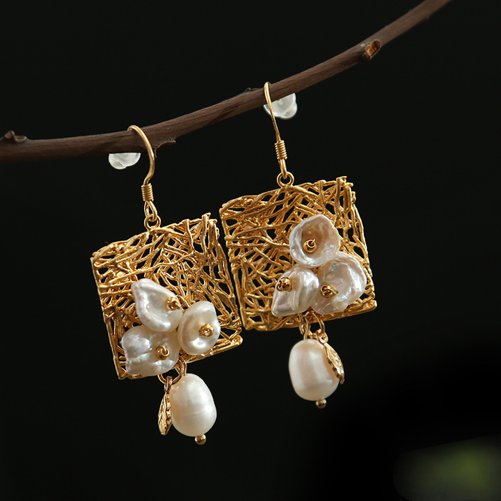 Pendientes vintage con perlas blancas y flores