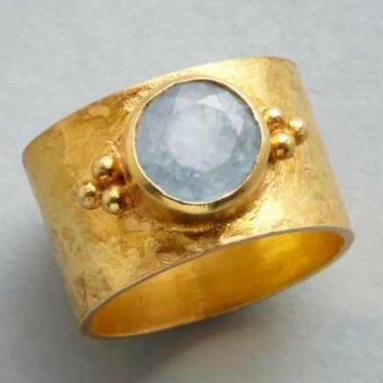 Anillo vintage con piedra lunar dorada