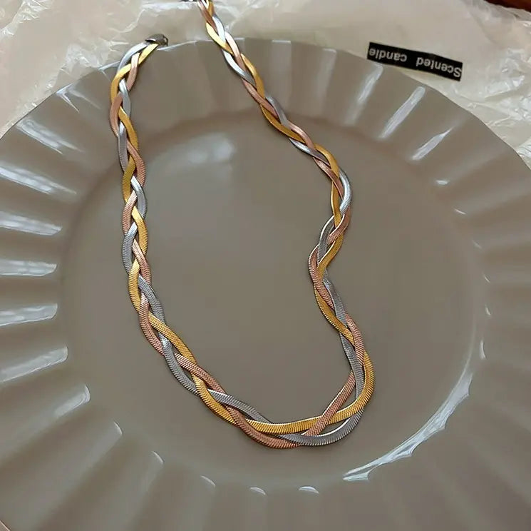 Elegante collar en dorado y plateado