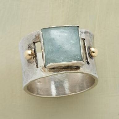 Anillo vintage con piedra lunar verde en forma cuadrada