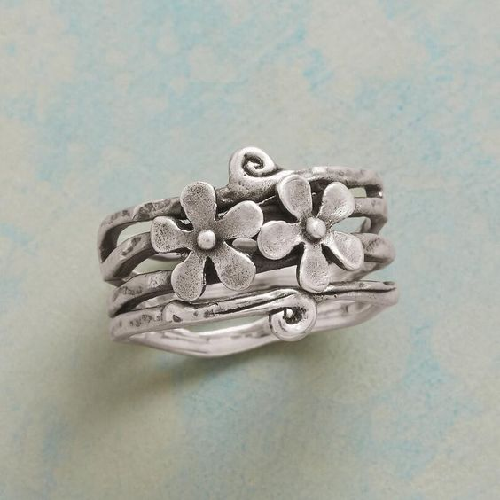 Anillo vintage con flores en plata