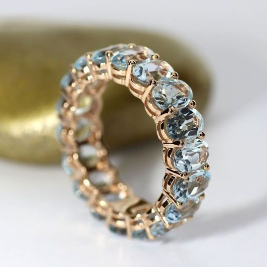 Anillo vintage con incrustaciones de vidrio azul y oro