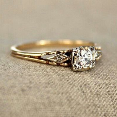 Anillo vintage en oro fino con circonita