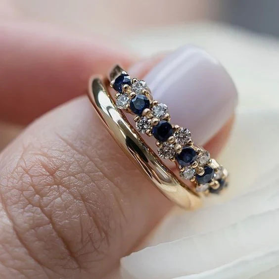 Elegante anillo vintage de oro con circonitas azules
