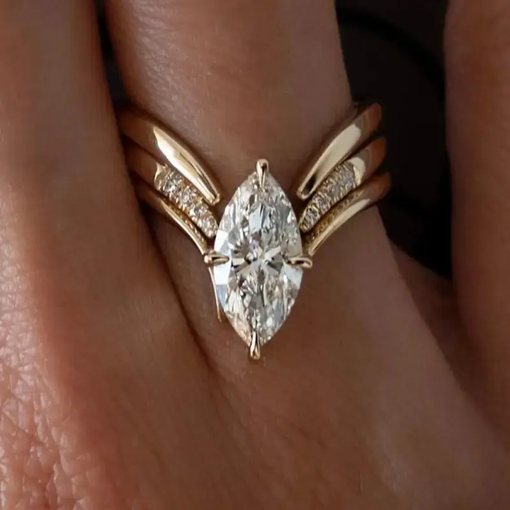 Anillo de Oro con Corona Suspendida