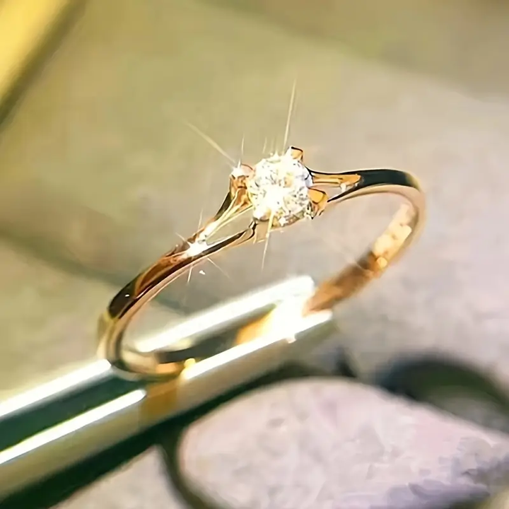 Anillo Elegancia Blanca con Toques Dorados