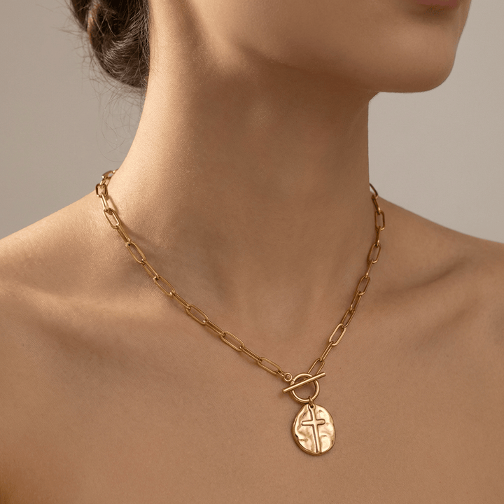 COLLAR DE MONEDA CRUZ CON ESTILO DE CLIP DE PAPEL