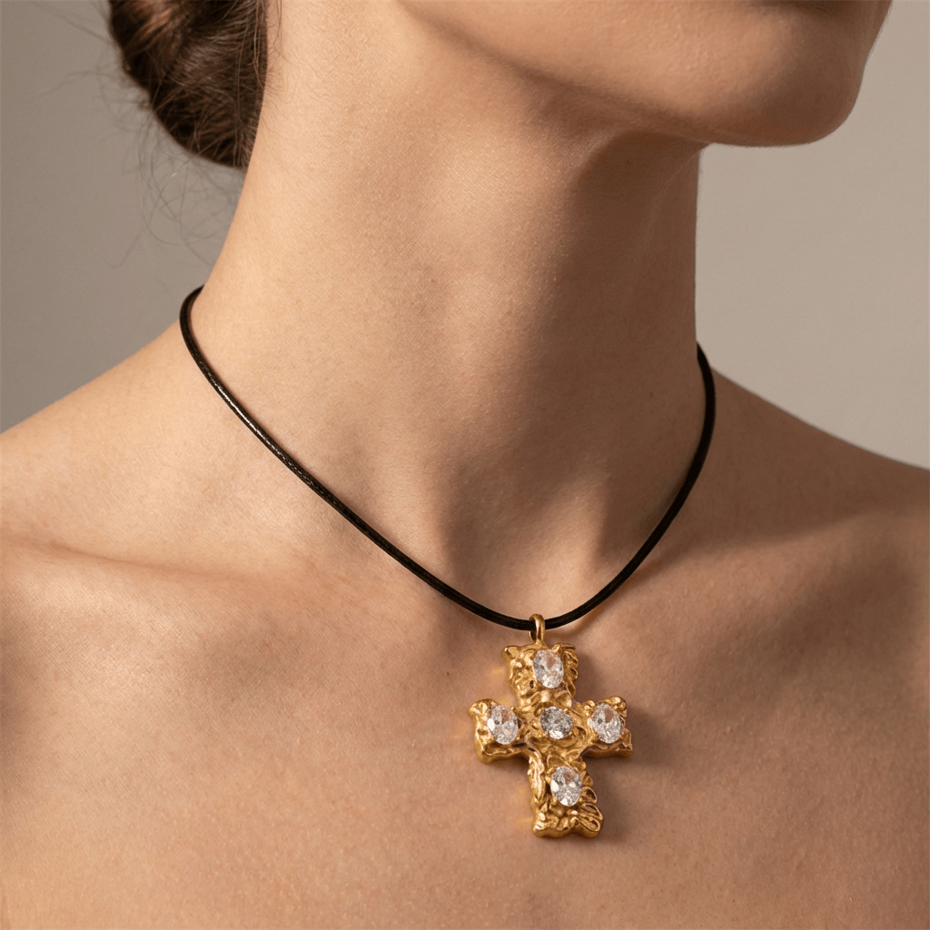 COLLAR CRUZ DE PIEDRAS NEGRAS