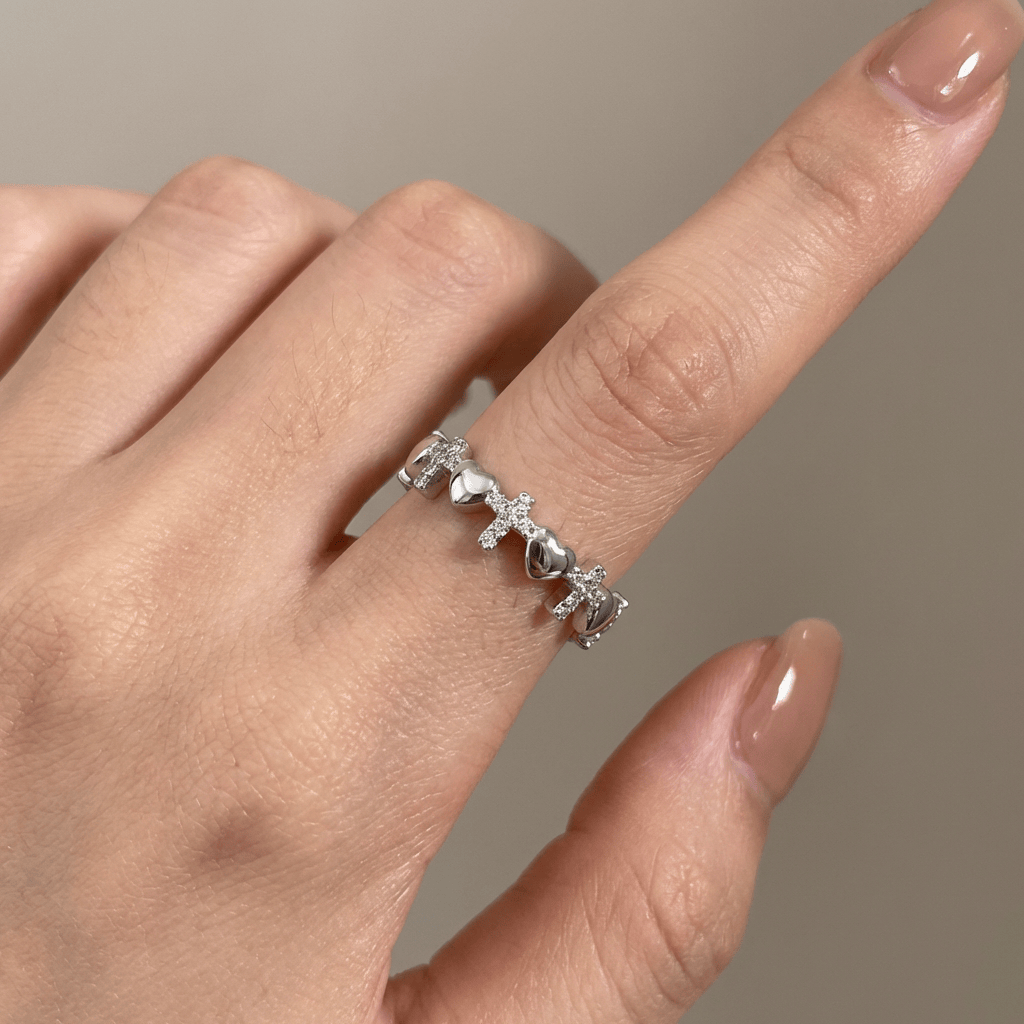ANILLO DE CRUZ Y CORAZONES DE PLATA