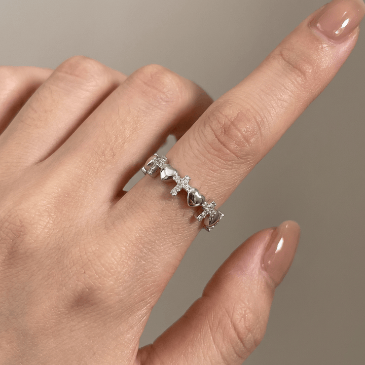 ANILLO DE CRUZ Y CORAZONES DE PLATA