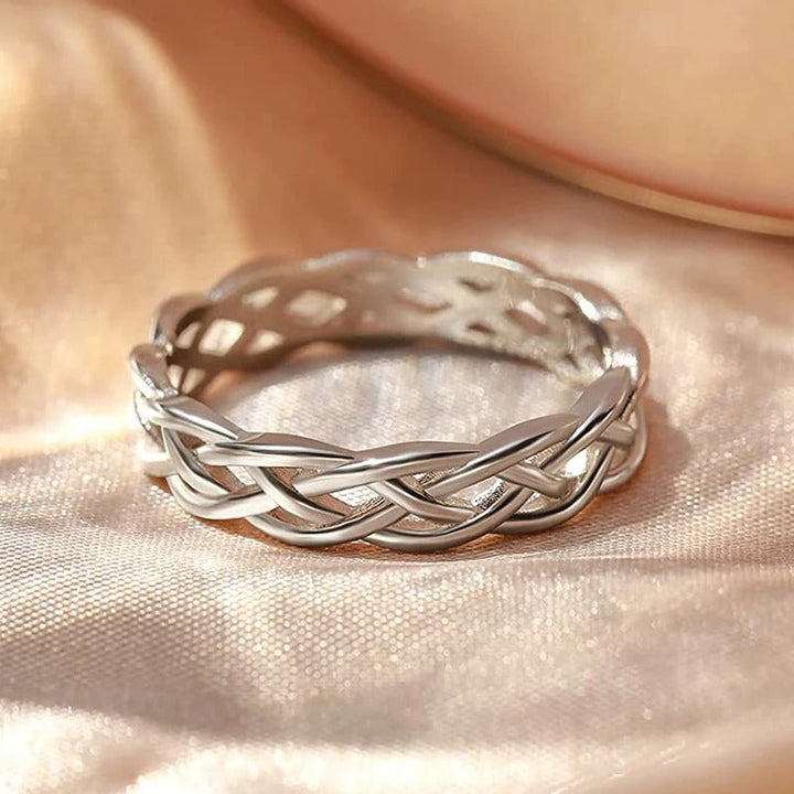 Anillo con banda trenzada en plata retorcida