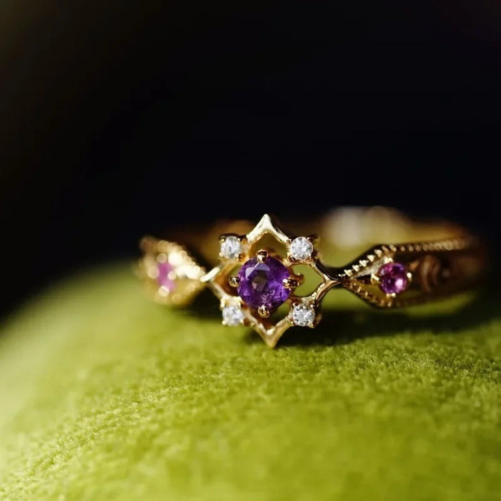 Anillo Geométrico Vintage en Oro con Cristal Morado Amatista (Ajustable)