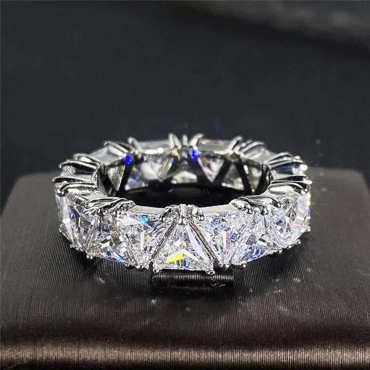 Anel Vintage Triangular de Prata com Pedras Eternity