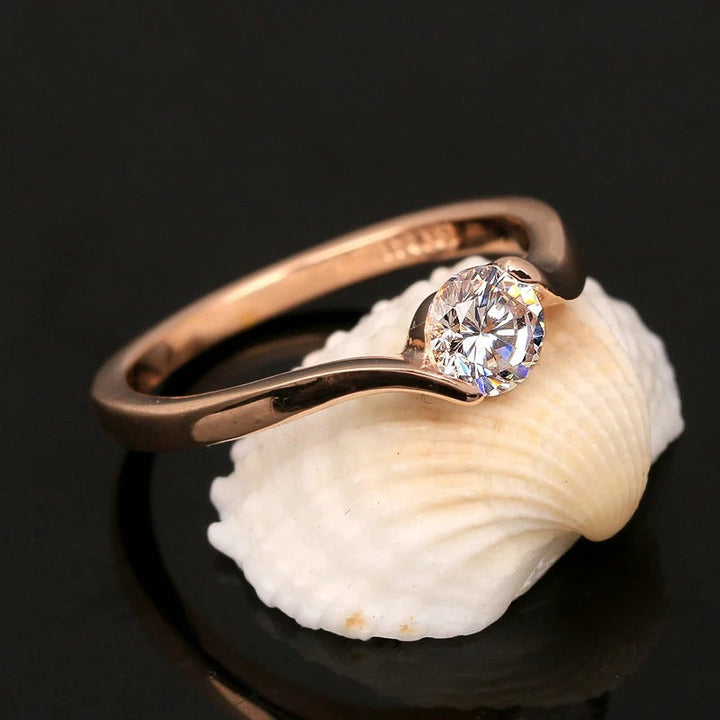 Anillo vintage de oro rosa con solitario y diamantes redondos