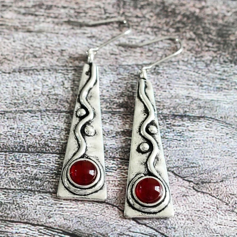 Pendientes artesanales de plata con piedras rojas geométricas
