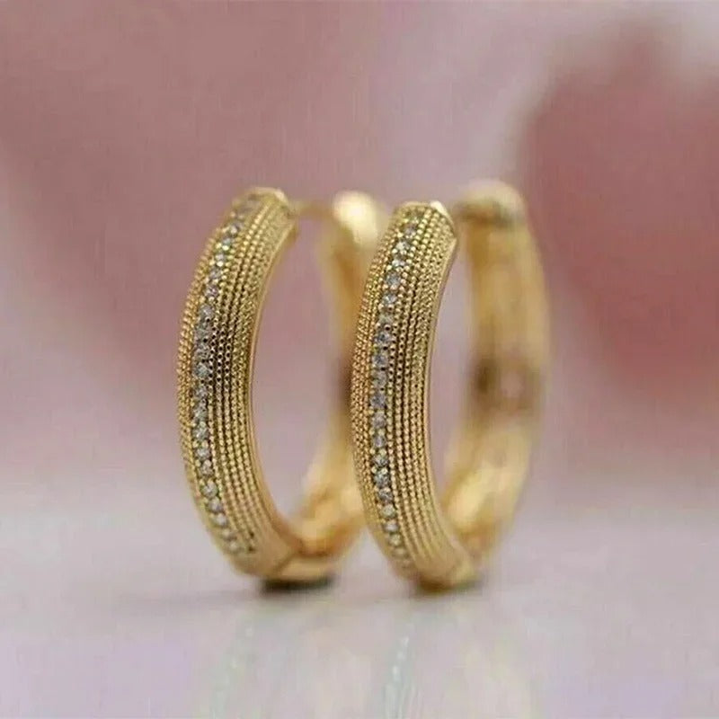 Pendientes vintage de oro con elegante diseño