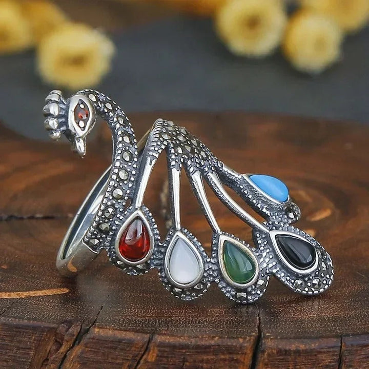 Anillo étnico de plata con piedras preciosas multicolores y un hermoso pavo real (Ajustable)