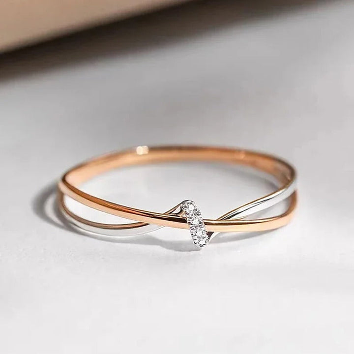 Anillo entrelazado en oro rosa y plata