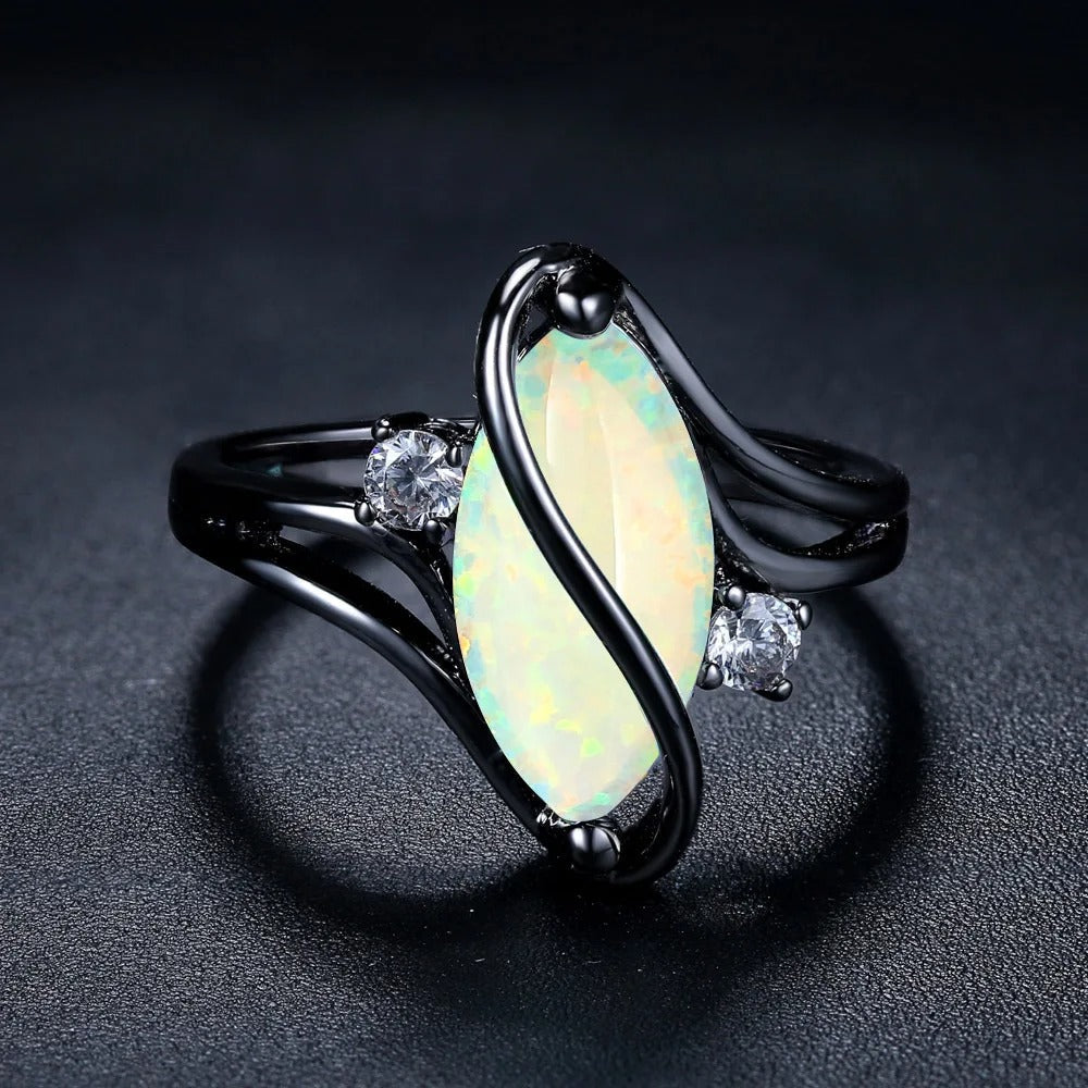 Anillo Vintage Negro con Ópalo Plateado y Detalles en Cristal