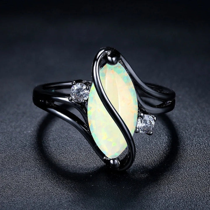 Anillo Vintage Negro con Ópalo Plateado y Detalles en Cristal