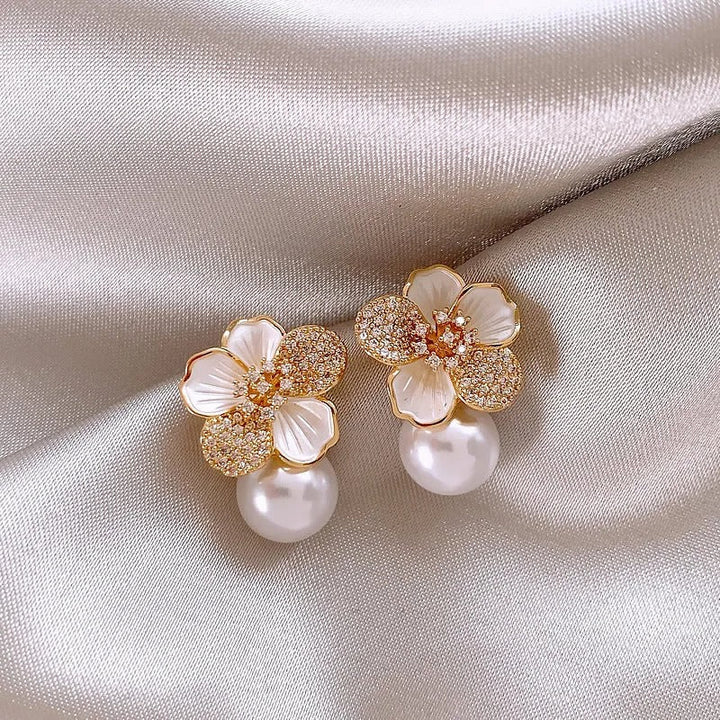 Pendientes con colgante de camelia blanca y perla