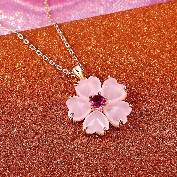 Collar con colgante de flor rosa dorada