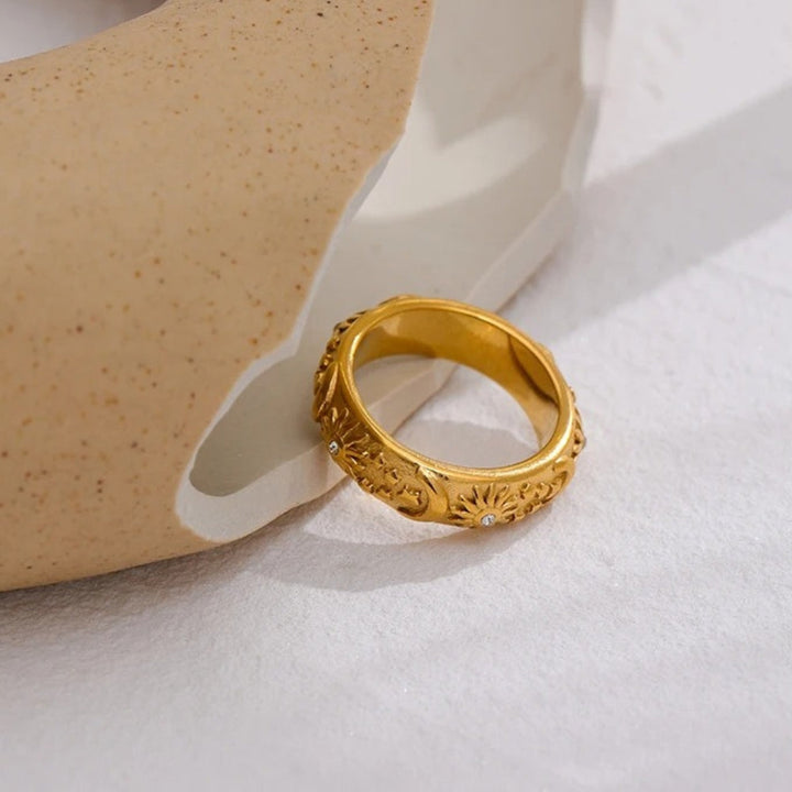 Anillo vintage con sol, luna y estrella