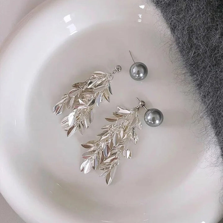 Pendientes colgantes con hojas de perlas plateadas