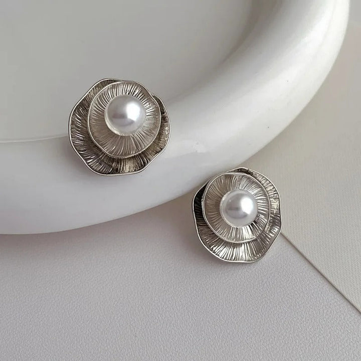 Pendientes vintage con perlas y pétalos plateados