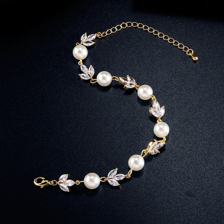 Pulsera vintage con perlas y hojas en oro