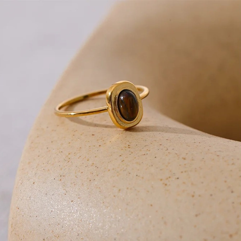 Anillo vintage de oro con piedra preciosa marrón