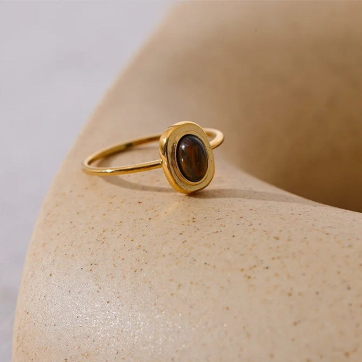 Anillo vintage de oro con piedra preciosa marrón