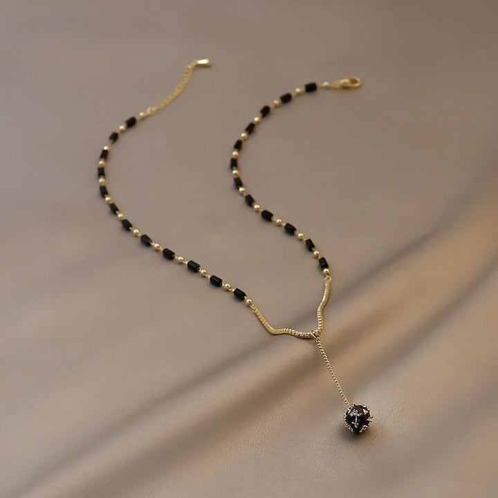Collar vintage con cuentas negras y colgante en forma de gota