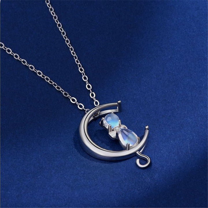 Collar con Piedra Luna en Forma de Media Luna y Gato