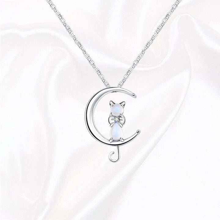 Collar con Piedra Luna en Forma de Media Luna y Gato