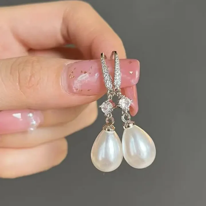 Pendientes brillantes con perlas colgantes