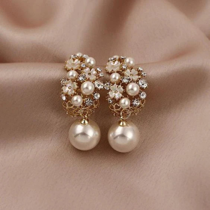 Elegantes pendientes con perlas y flores