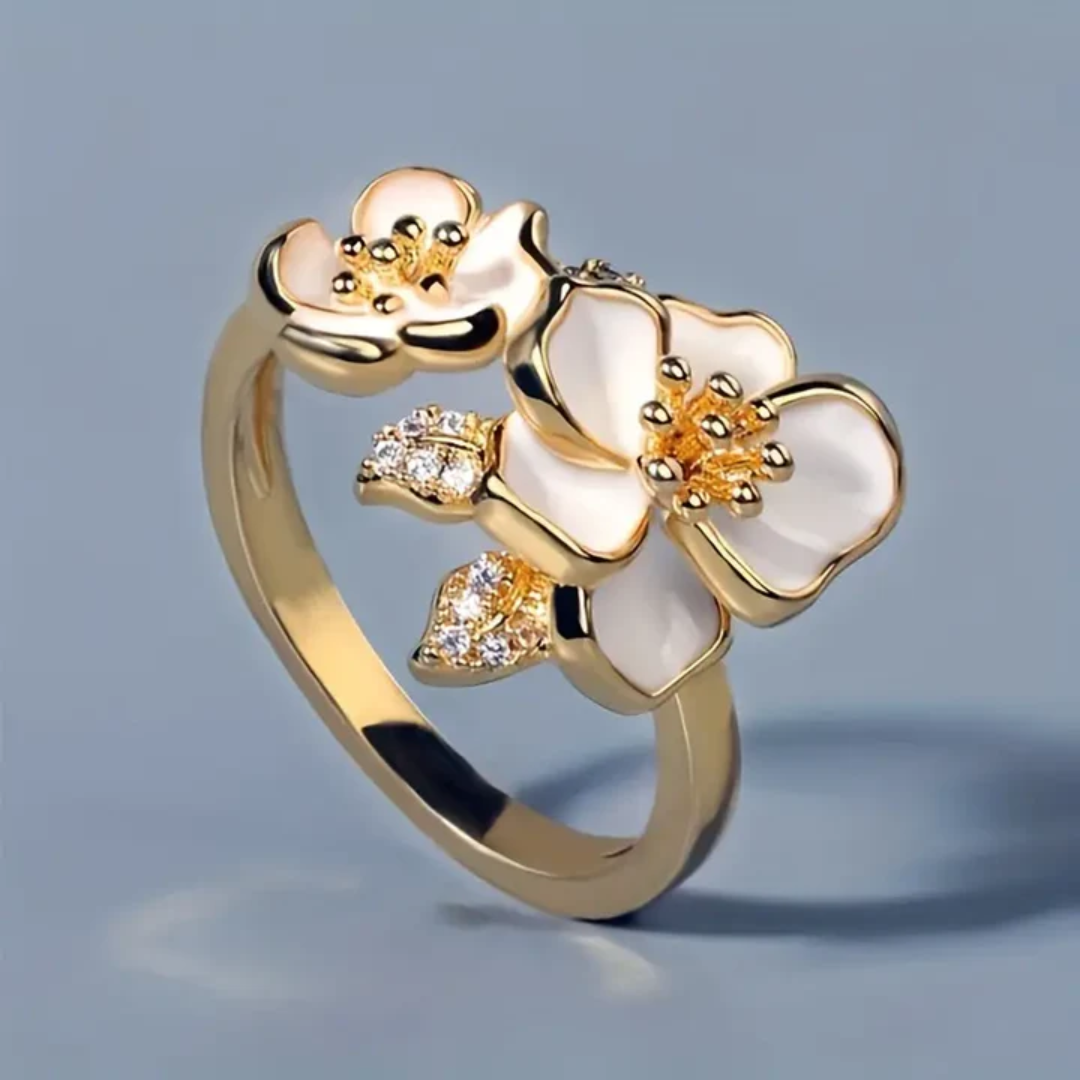 Anillo de oro con flor blanca