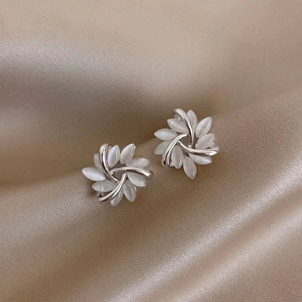 Elegantes y refinados pendientes con pétalos de ópalo en oro