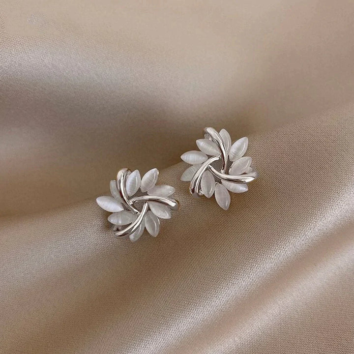 Elegantes y refinados pendientes con pétalos de ópalo en oro