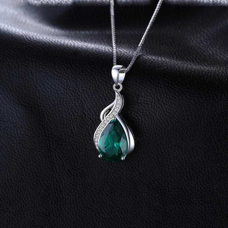 Collar Leônia con piedra esmeralda