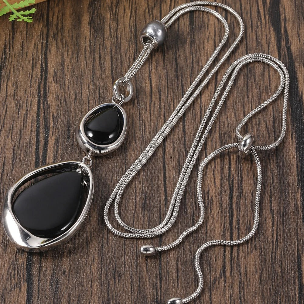 Collar con elegante colgante vintage de piedra negra