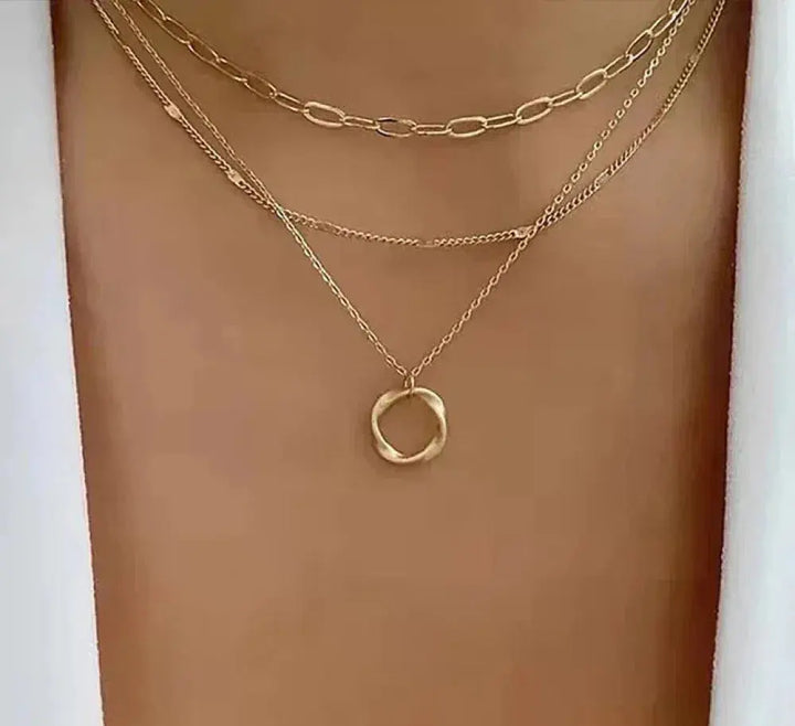Collar vintage con cadena en capas y colgante dorado